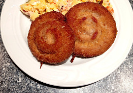 Smažená vinná klobása v sýrovém těstíčku