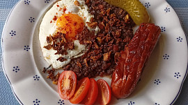 Černá čočka beluga s rajčaty, kapií, uzeným masem a volskými oky