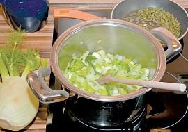 Fenyklovo-pórková polévka