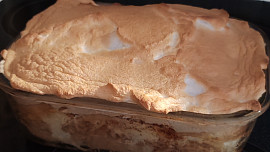 Porcovaná žemlovka s jablky a tvarohem, zapečená se sněhem