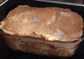 Porcovaná žemlovka s jablky a tvarohem, zapečená se sněhem