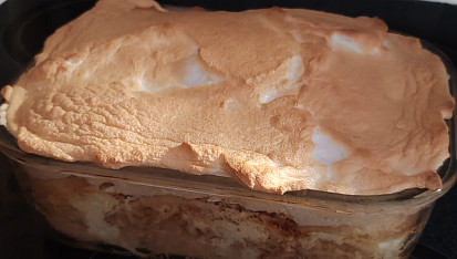 Porcovaná žemlovka s jablky a tvarohem, zapečená se sněhem