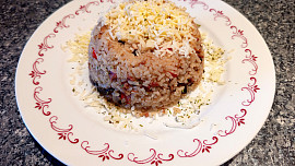 Pečené rizoto z vepřové konzervy s houbami a paprikou