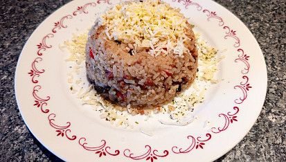 Pečené rizoto z vepřové konzervy s houbami a paprikou