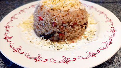 Pečené rizoto z vepřové konzervy s houbami a paprikou