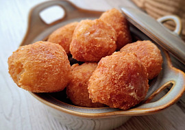 Smažené sýrové koule s kari a česnekem