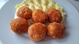 Smažené sýrové koule se šunkou