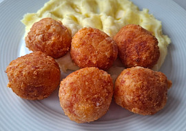 Smažené sýrové koule se šunkou