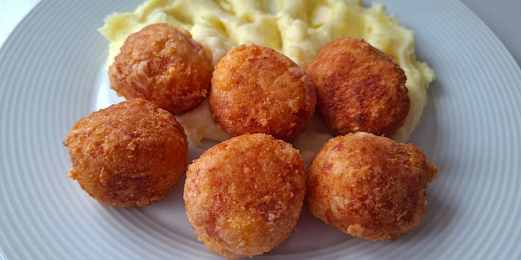 Smažené sýrové koule se šunkou
