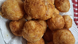 Smažené sýrové koule se šunkou