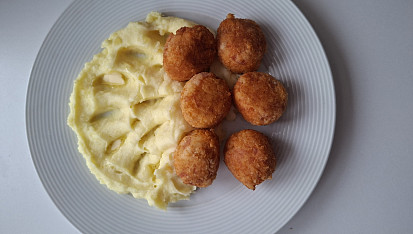 Smažené sýrové koule se šunkou