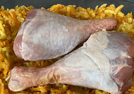 Svíčková omáčka bez mléka a celeru (maso, zelenina a koření před pečením - naše varianta s krůtím masem)