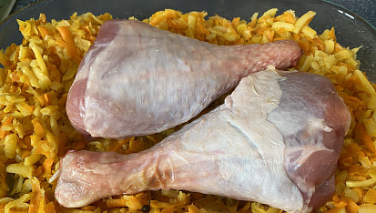 Svíčková omáčka bez mléka a celeru, maso, zelenina a koření před pečením - naše varianta s krůtím masem