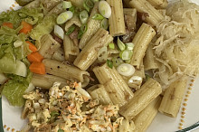 Těstoviny zelný salát zelenina na páře a kvasená