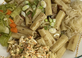 Těstoviny z trattorie (Těstoviny zelný salát zelenina na páře a kvasená)