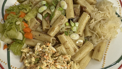 Těstoviny z trattorie, Těstoviny zelný salát zelenina na páře a kvasená