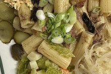 Těstoviny zelný salát zelenina na páře a kvasšák zelí