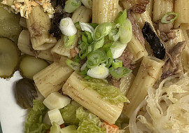 Těstoviny z trattorie (Těstoviny zelný salát zelenina na páře a kvasšák zelí)