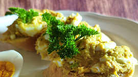 Tuňáková pomazánka s avokádem a vejcem