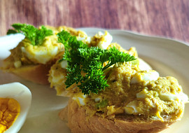 Tuňáková pomazánka s avokádem a vejcem