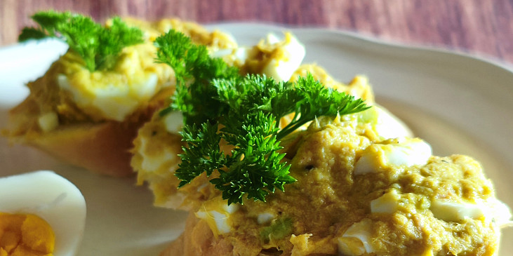 Tuňáková pomazánka s avokádem a vejcem