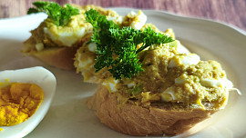 Tuňáková pomazánka s avokádem a vejcem