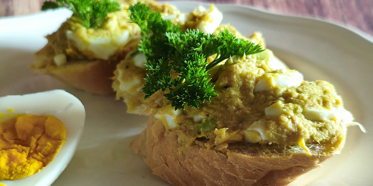 Tuňáková pomazánka s avokádem a vejcem