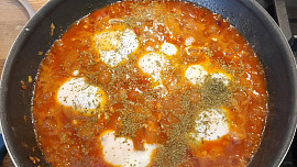 Fazolová pánev s klobásou a vejci