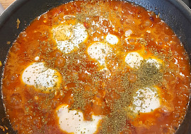 Fazolová pánev s klobásou a vejci