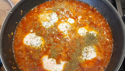 Fazolová pánev s klobásou a vejci