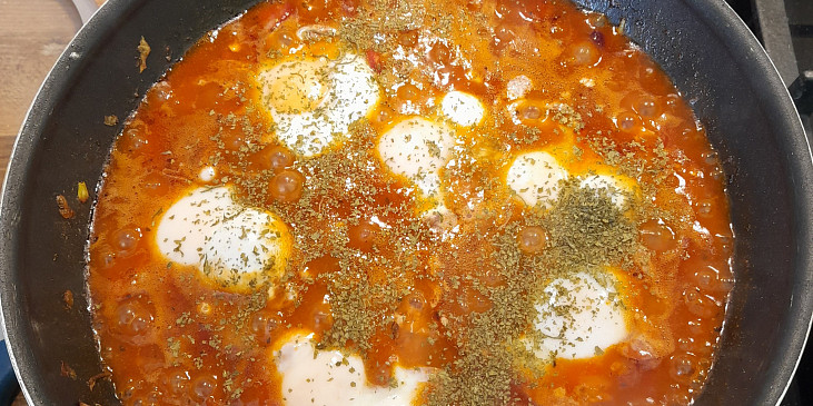 Fazolová pánev s klobásou a vejci