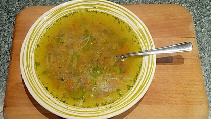 Králíčí vývar s bylinkami a zeleninou