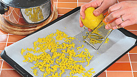 Krůtí vývar s kari strouháním