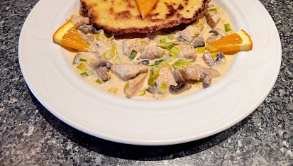 Smetanové kuřecí nudličky se žampiony, pórkem a pomerančovou šťávou, S bramborovou plackou