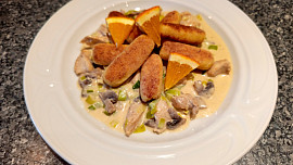 Smetanové kuřecí nudličky se žampiony, pórkem a pomerančovou šťávou