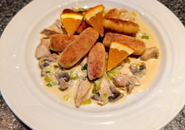 Smetanové kuřecí nudličky se žampiony, pórkem a pomerančovou šťávou