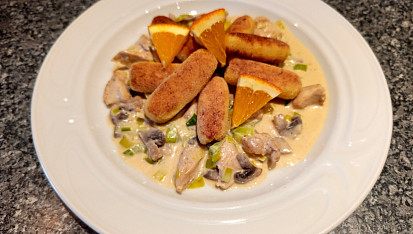 Smetanové kuřecí nudličky se žampiony, pórkem a pomerančovou šťávou, Se smaženým bramborovým válečkem