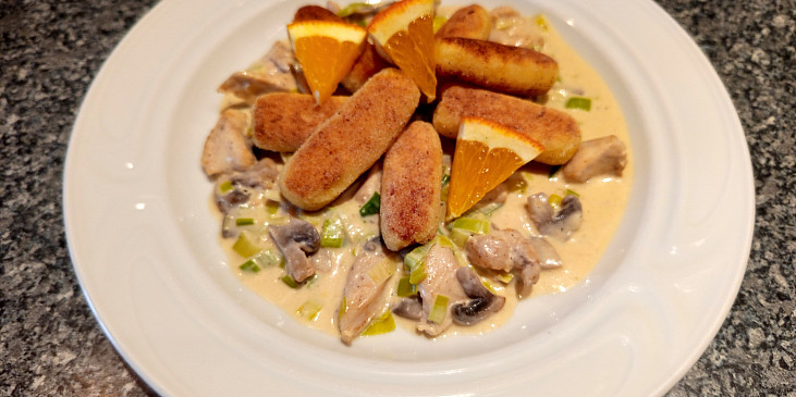 Smetanové kuřecí nudličky se žampiony, pórkem a pomerančovou šťávou (Se smaženým bramborovým válečkem)