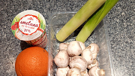 Smetanové kuřecí nudličky se žampiony, pórkem a pomerančovou šťávou