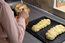 Učili sme sa spolu pliesť z 5 prameňov...jedna vianočka padla na večeru s maslom, k nej kakao. Milujem tento recept.