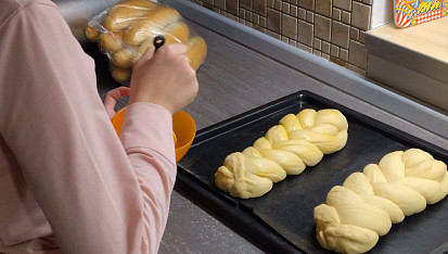 Máslová vánočka z pěti pramenů, Učili sme sa spolu pliesť z 5 prameňov...jedna vianočka padla na večeru s maslom, k nej kakao. Milujem tento recept.