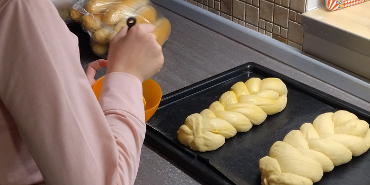 Máslová vánočka z pěti pramenů (Učili sme sa spolu pliesť z 5 prameňov...jedna…)