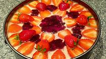 Nepečený dort s jahodami a borůvkovou marmeládou