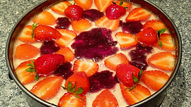 Nepečený dort s jahodami a borůvkovou marmeládou