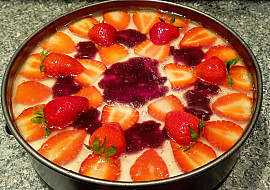 Nepečený dort s jahodami a borůvkovou marmeládou