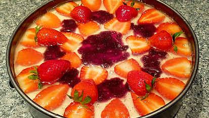 Nepečený dort s jahodami a borůvkovou marmeládou