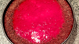 Nepečený dort s pudinkem, červeným vínem a malinami