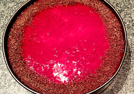 Nepečený dort s pudinkem, červeným vínem a malinami