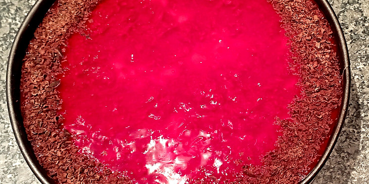 Nepečený dort s pudinkem, červeným vínem a malinami