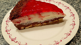 Nepečený dort s pudinkem, červeným vínem a malinami